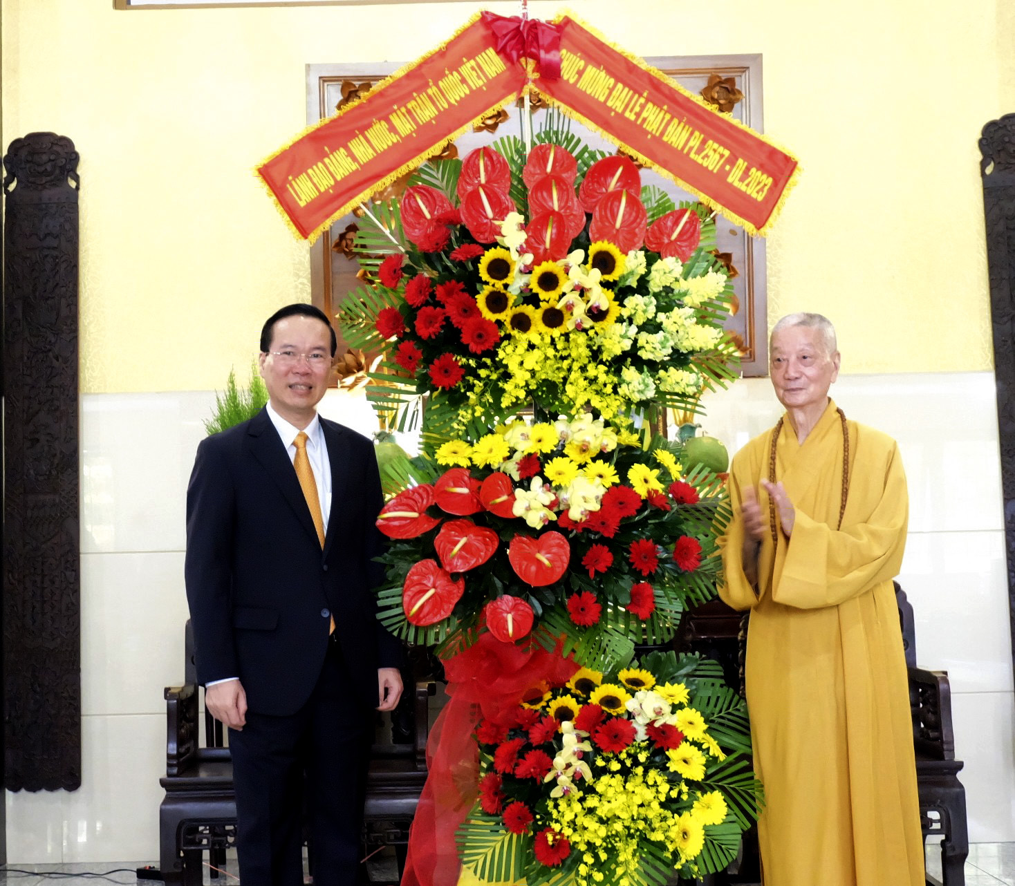Chủ tịch nước Võ Văn Thưởng thăm, chúc mừng Trưởng lão Hoà thượng Thích Trí Quảng (Ảnh: Thu Hường).
